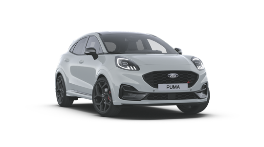 En hvid Ford Puma ST kompakt-SUV set forfra på en ensfarvet baggrund.