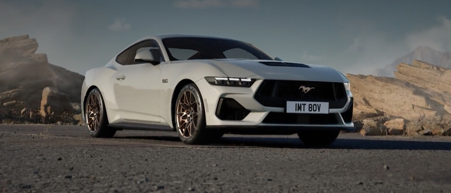 FORD Mustang GT Bronze i hvid