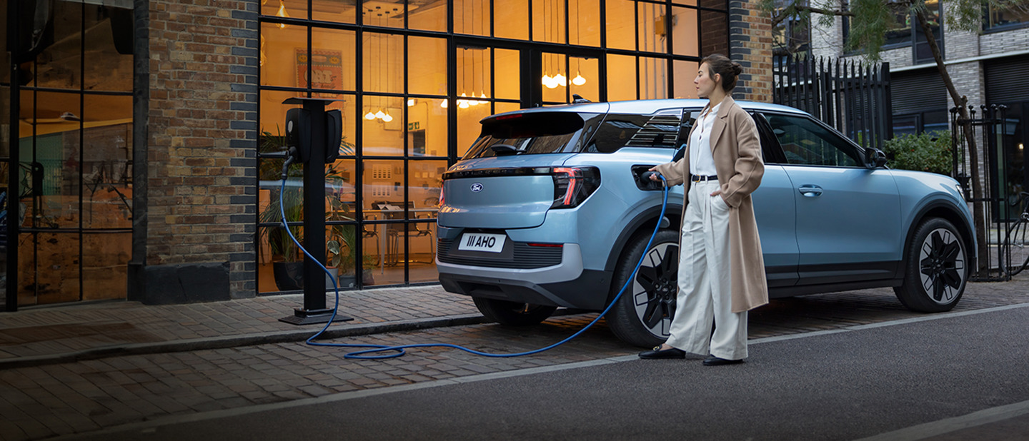 Kvinde oplader sin Ford