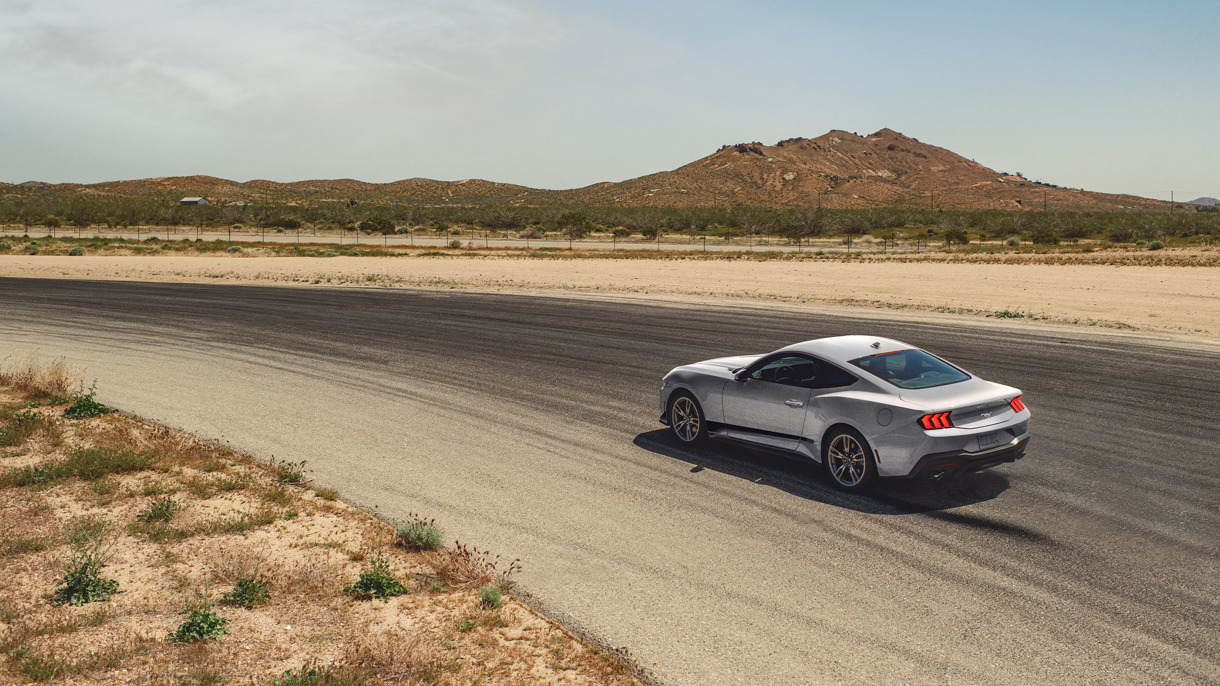 Ford Mustang kører på vejen set skråt fra siden 