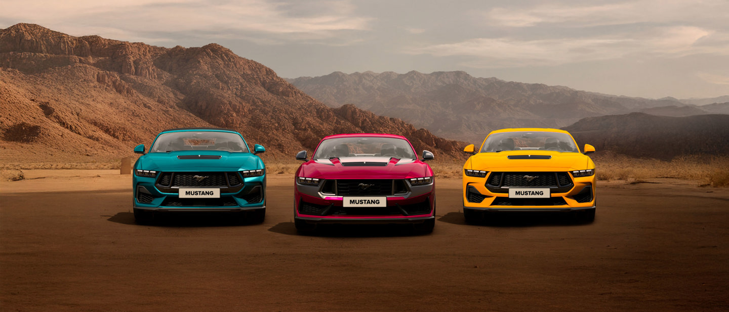 Tre mustang biler holder ved siden af hinanden