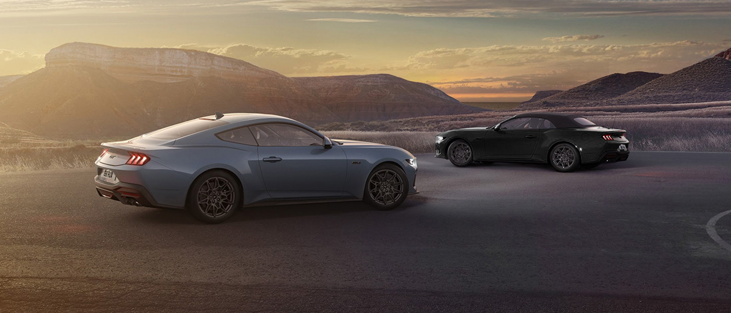 To Mustang ved siden af hinanden 