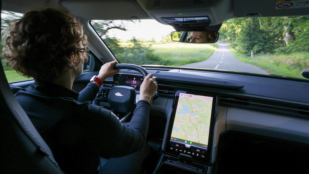 Rikke sidder bag rattet i Ford Explorer