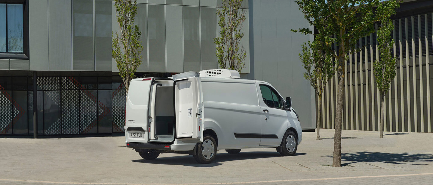 Ford Transit Custom opbygning med ventilationssystem parkeret ved hvid bygning