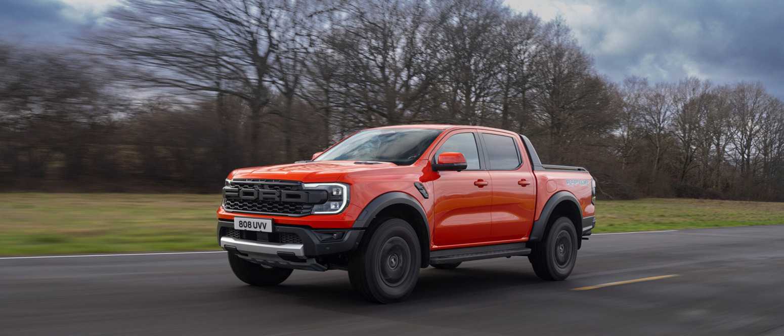 Ford Ranger Raptor der kører på en vej