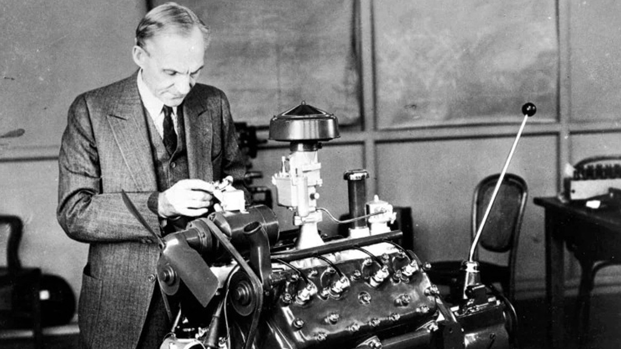 Henry Ford undersøger en klassisk Ford-motor 