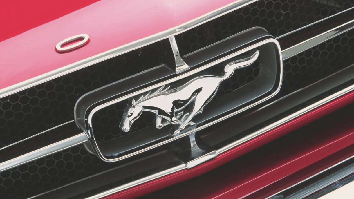 Nærbillede af Ford Mustang-logo på rød model