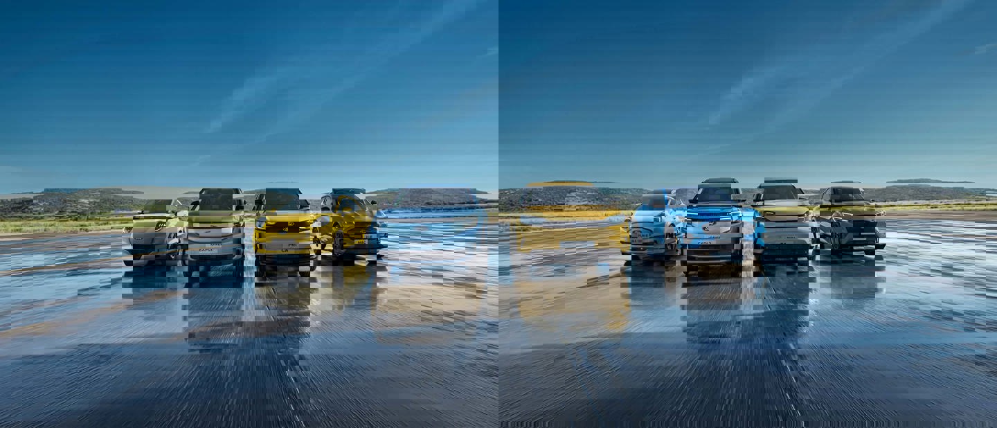 Fire elbiler fra Ford kører på våd vej