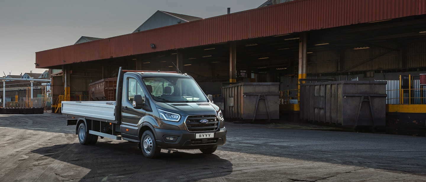 Ford Transit Chassis med lad på en industriplads