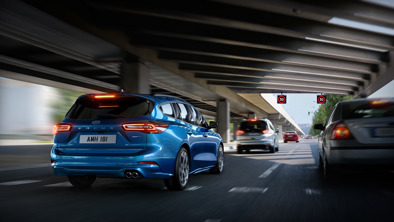 Ford Focus i farven Desert Island Blue set bagfra