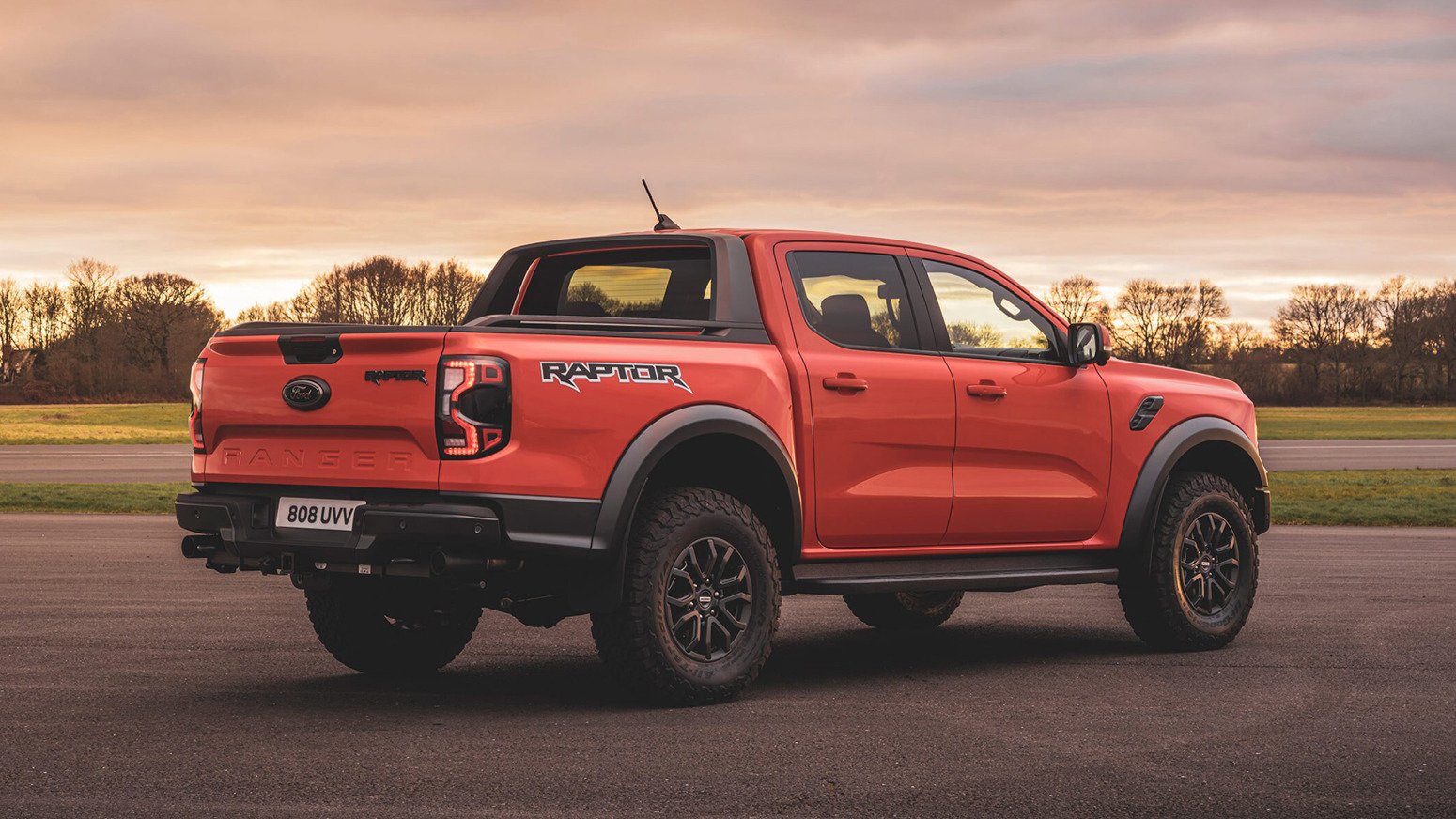 Ford Ranger Raptor med stærk V6 motor holder parkeret