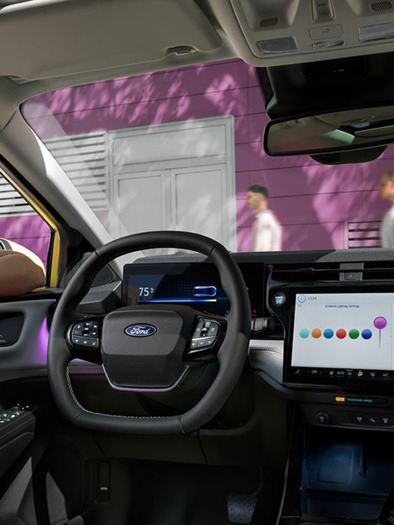 Kvinde kigger i Ford Puma Gen-E