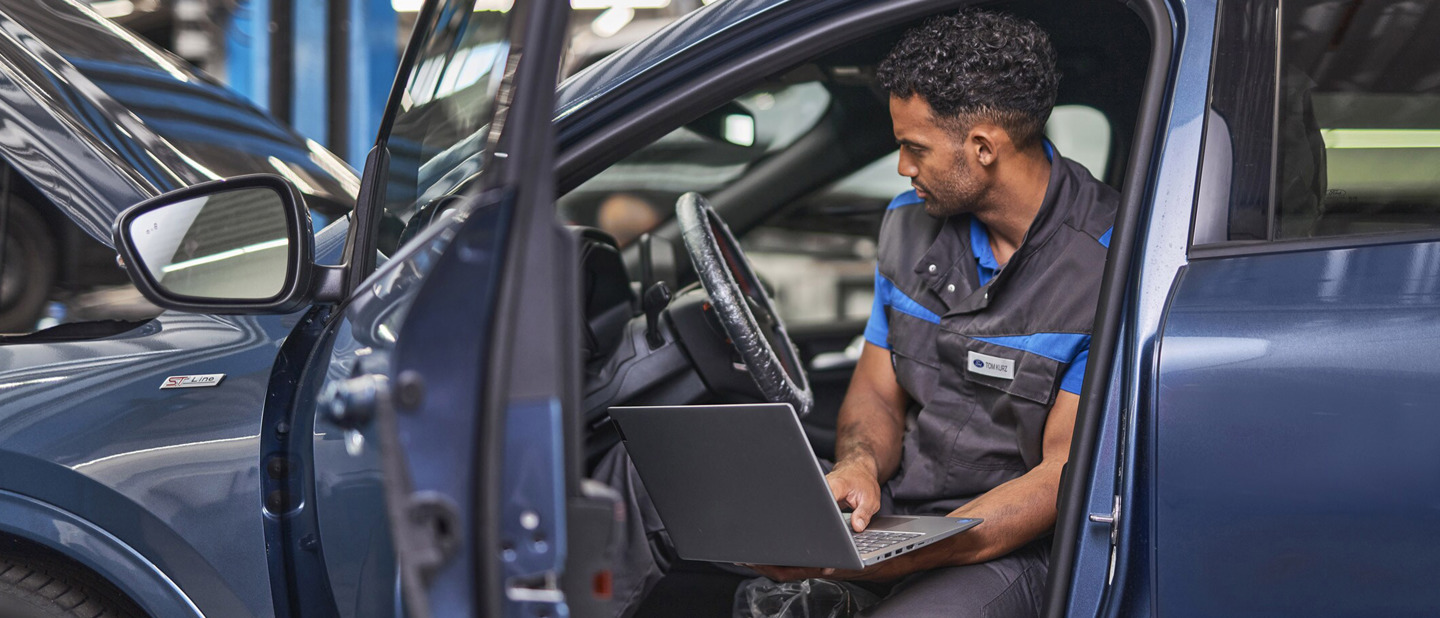 Ford tekniker gennemgår Ford bil 