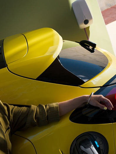 Ung kvinde oplader sin Ford Puma Gen-E
