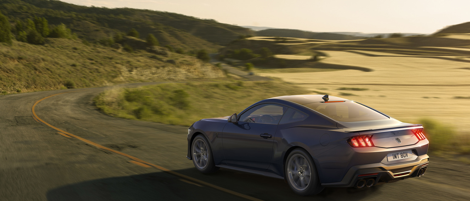Ford Mustang kører på vejen set skråt fra siden