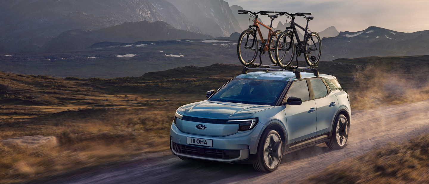 Ford Explorer kører med to cykler