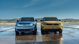 Ford Explorer og Ford Capri kører ved siden af hinanden på våd vej