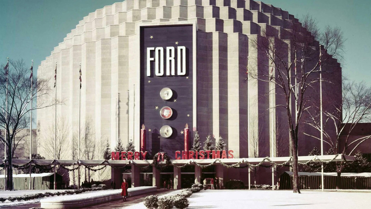 Ford-fabrik fra gammel tid med en julehilsen over indgangen