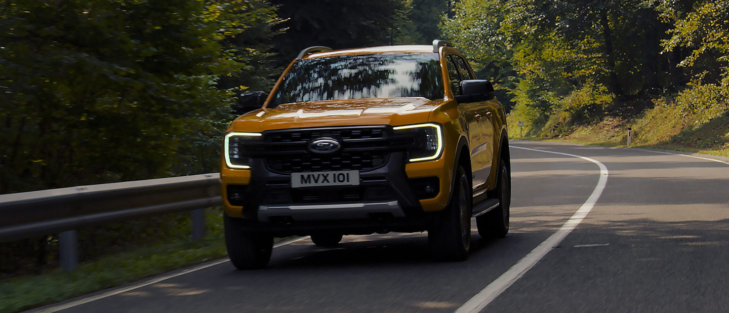 Den nye Ford Ranger Raptor der kører i et sving