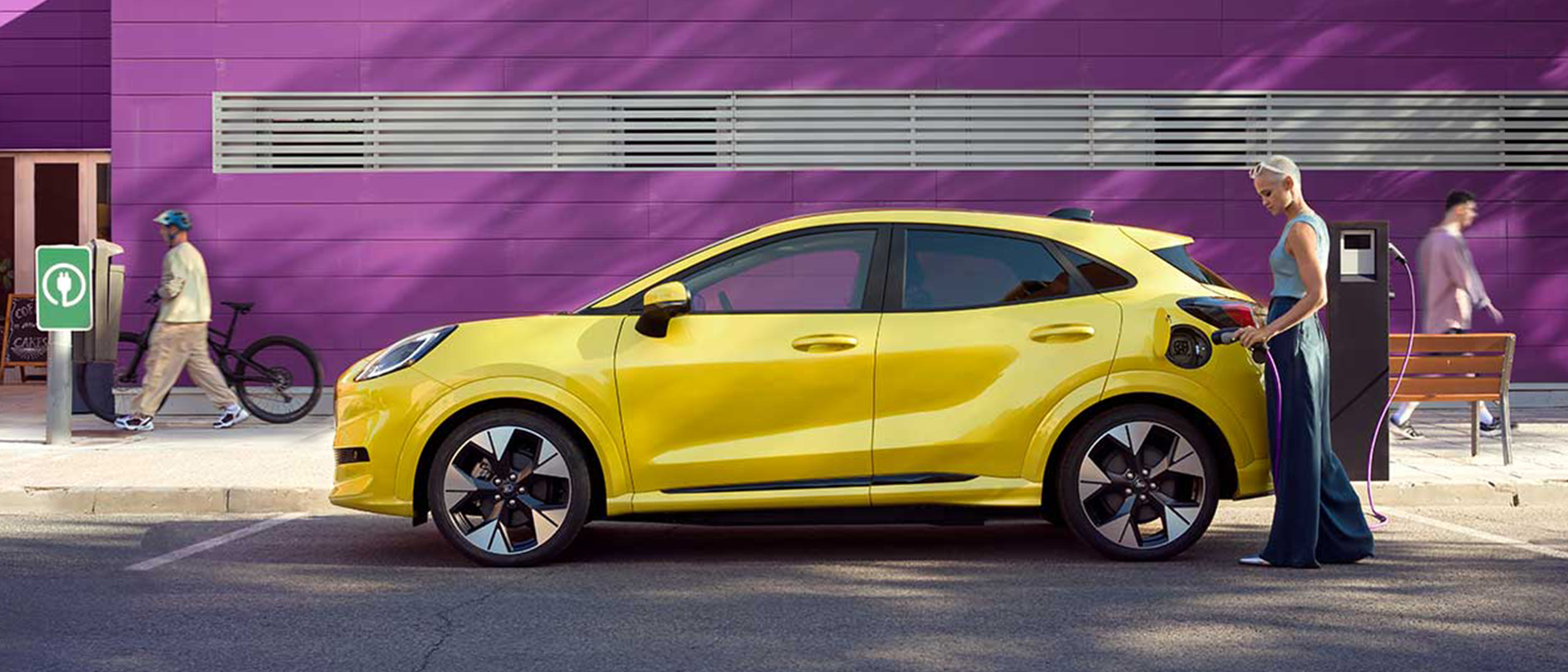 Ford Puma Gen-E fra siden ved ladestander