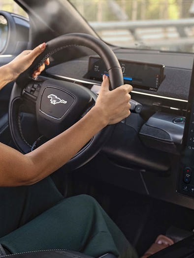Kvinde sidder bag rettet i Mustang Mach-E