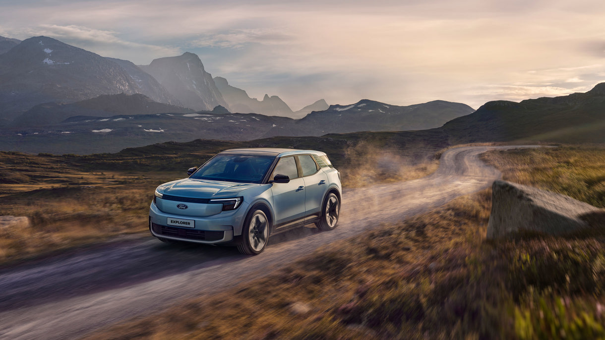 Ford explorer koerer igennem landskabet