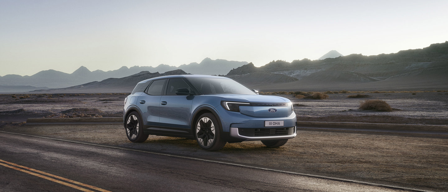 Ford Explorer set fra siden i landskab med bjerge 