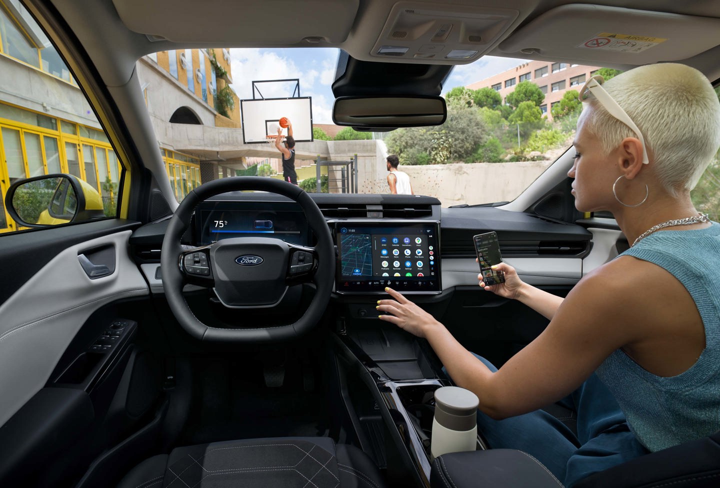 Kvinde trykker på touchskærm i Ford Puma Gen-E