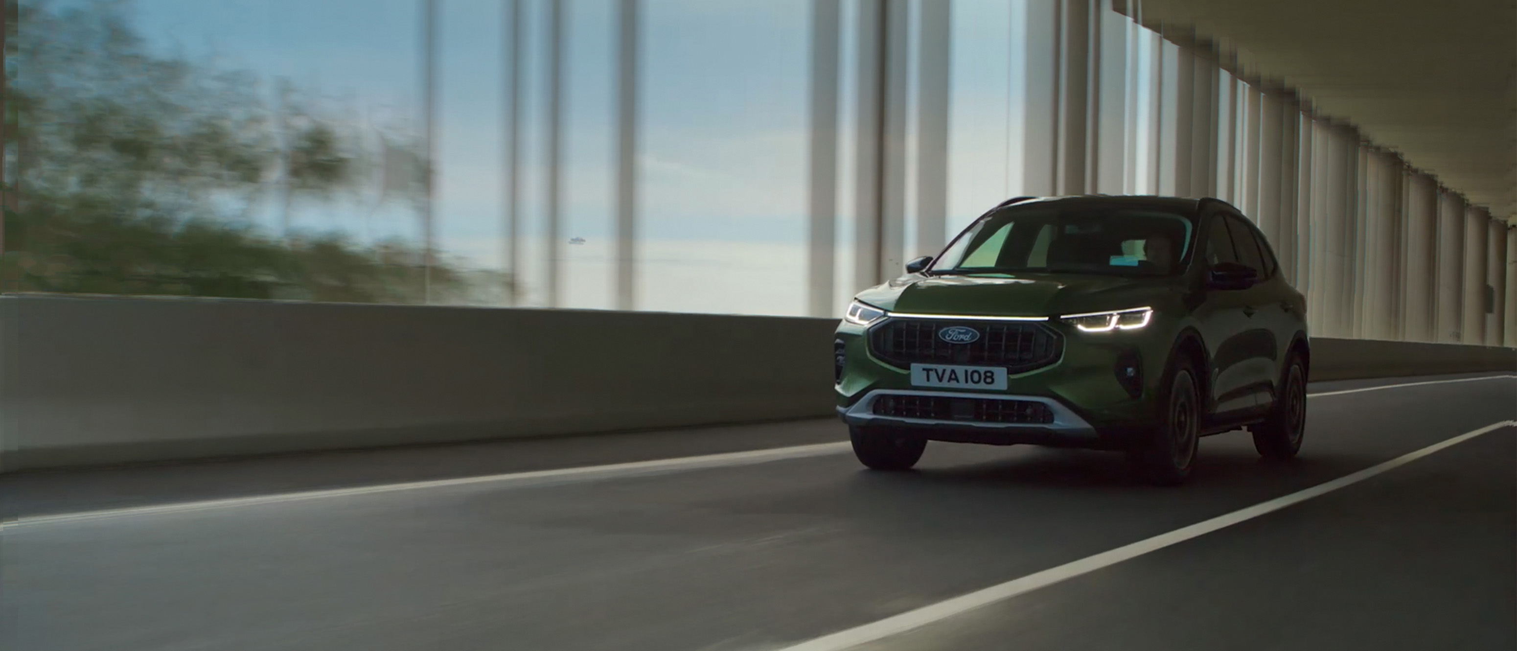 Kuga i Bursting Green kører på vej 