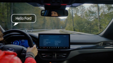 Kvinde sidder på førersæde i Ford Focus