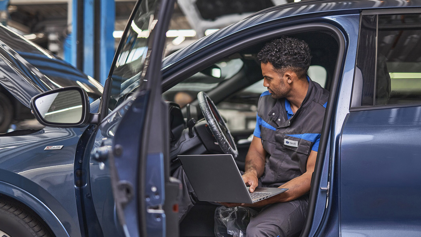 Ford tekniker gennemgår bil 