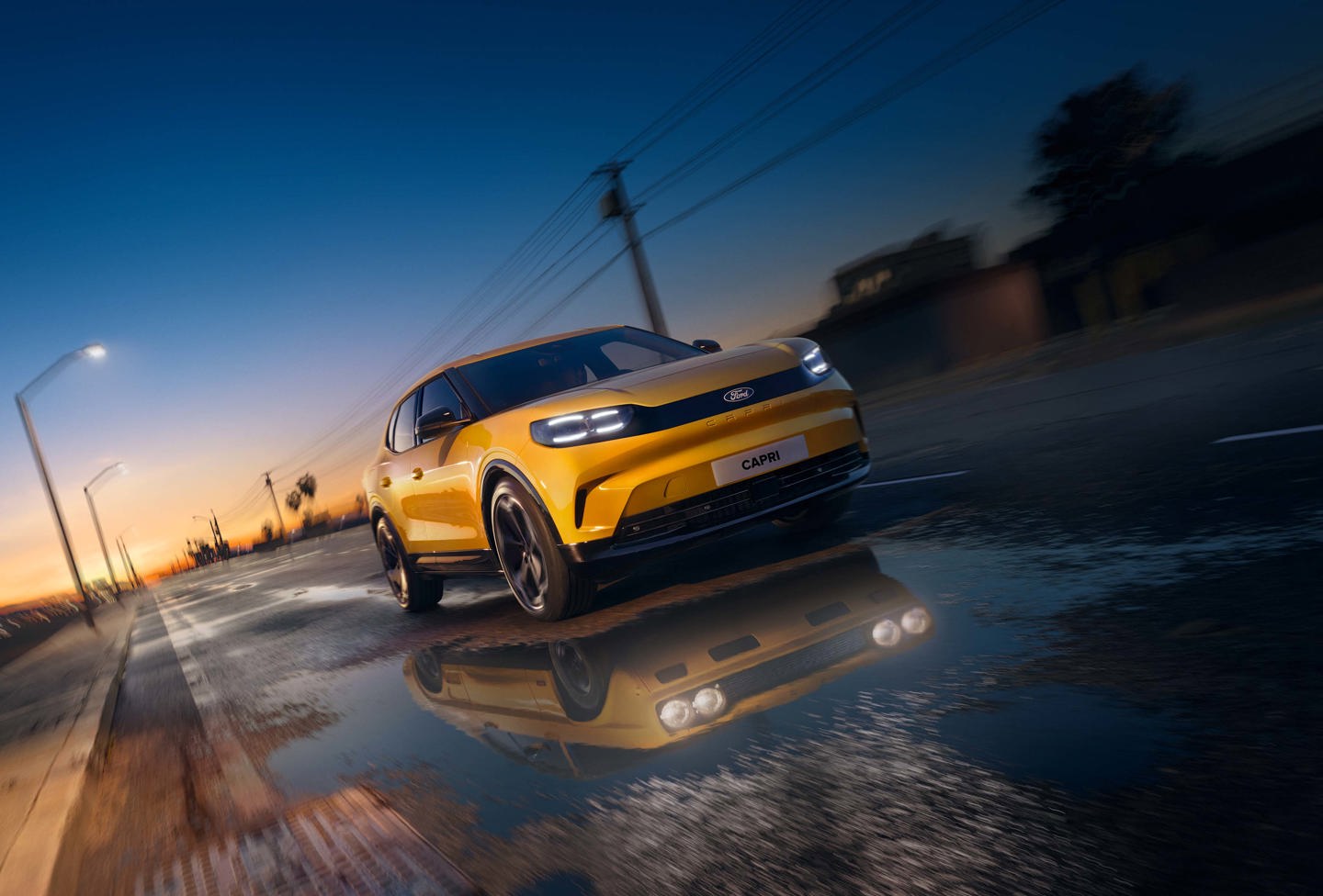 Gul Ford Capri kører på våd vej