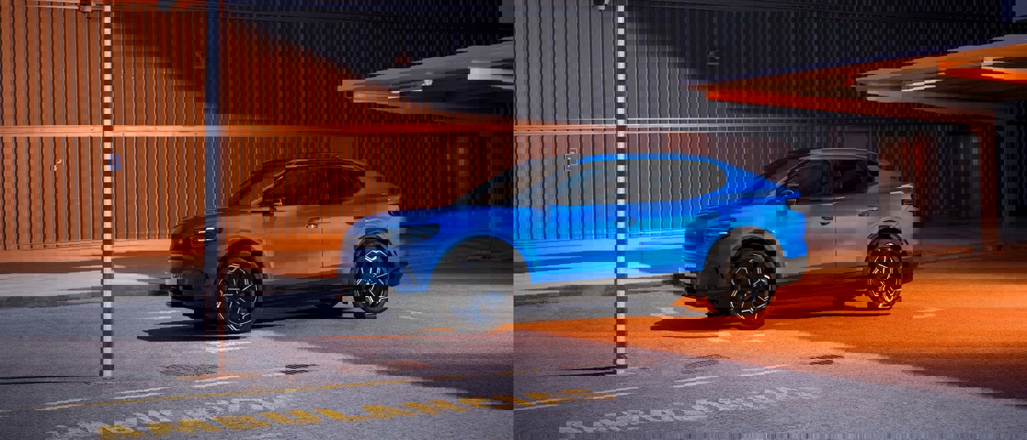 Privatleaset Ford Capri holder parkeret på mørk parkeringsplads