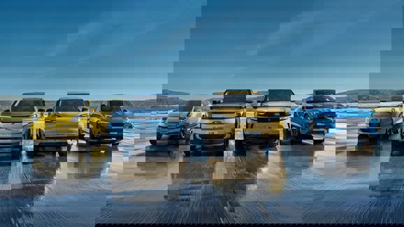 Fire elbiler fra Ford kører på våd vej