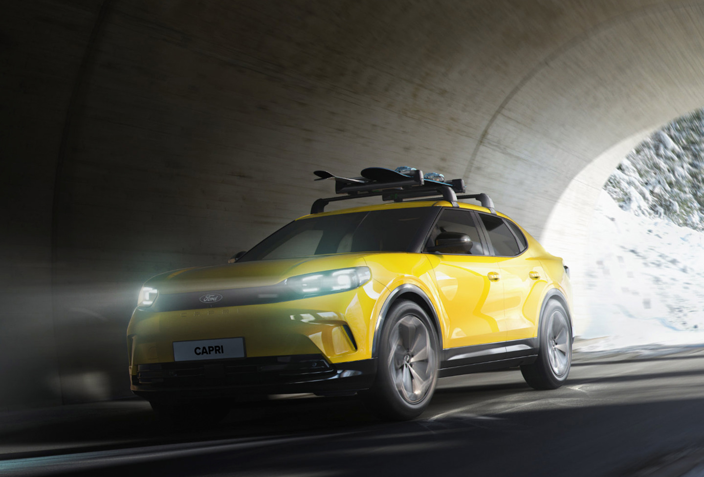 En gul SUV med tagbagagebærer og surfbrætter kører ud af en tunnel på en snedækket vej, hvor solen skinner forude.
