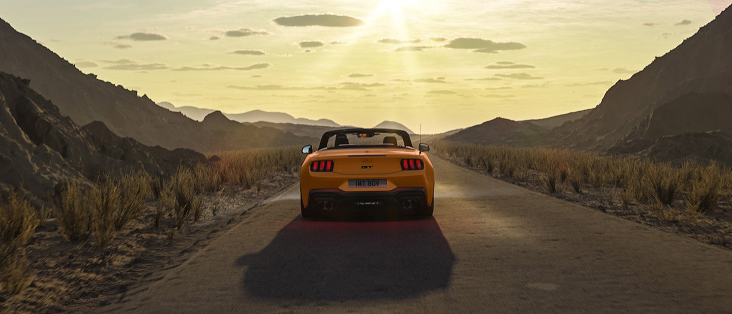 Mustang kører på vej