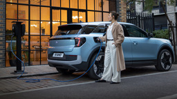 Kvinde oplader sin Ford