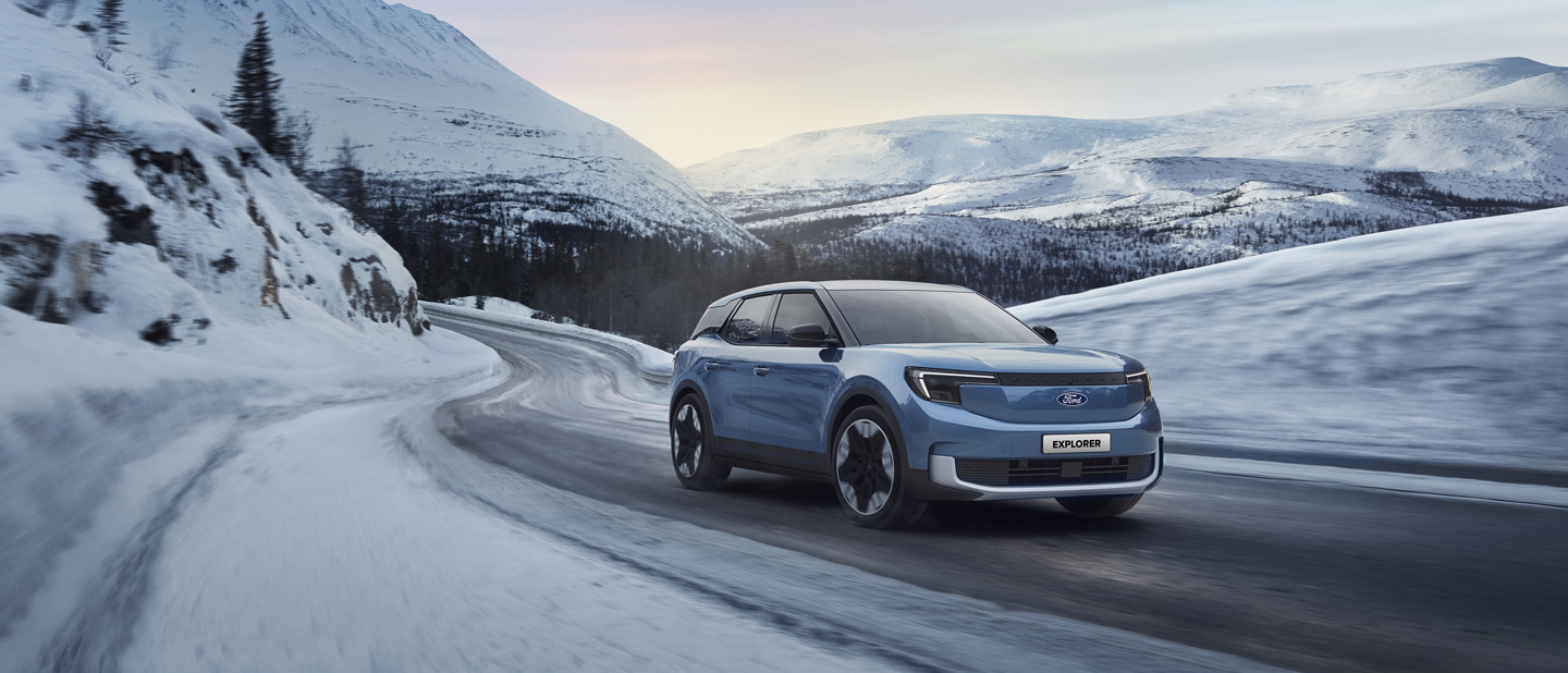 Ford Explorer kører på vej med sne